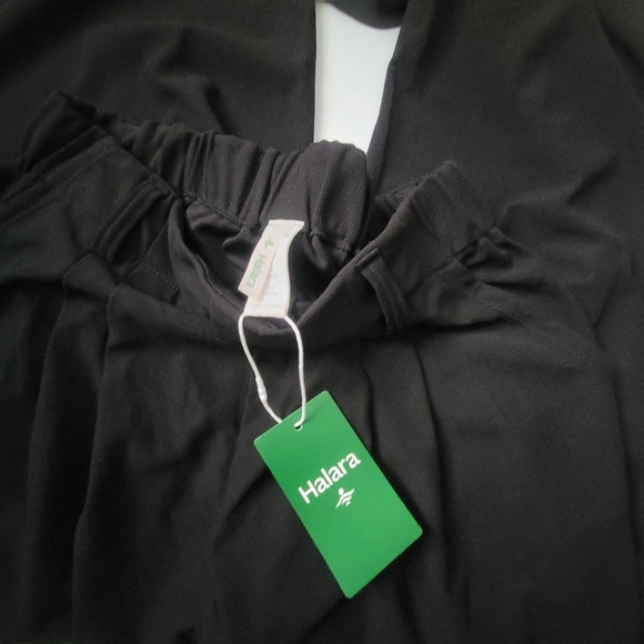 Halara NWT high Waist Pleated Textured Wide- Leg Size Medium. - Picture 7 of 12